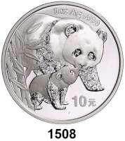 AUSLÄNDISCHE MÜNZEN,China Volksrepublik seit 1949 10 Yuan 2004 (Silberunze).  Pandamutter beim Liebkosen eines Jungtieres.  Schön 1416.  KM 1528.  In Kapsel.