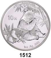 AUSLÄNDISCHE MÜNZEN,China Volksrepublik seit 1949 10 Yuan 2007 (Silberunze).  Panda mit Jungtier beim Verzehr von Bambus.  Schön 1548.  KM 1706.  In Kapsel.