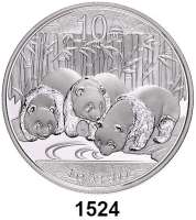 AUSLÄNDISCHE MÜNZEN,China Volksrepublik seit 1949 10 Yuan 2013 (Silberunze).  Drei Pandas am Gewässer.  Schön 1948.  In Kapsel.