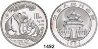 AUSLÄNDISCHE MÜNZEN,China Volksrepublik seit 1949 10 Yuan 1993 P (Silberunze).  Panda mit Jungtier am Gewässer.  Schön 523.  KM 478.  Im Originaletui.