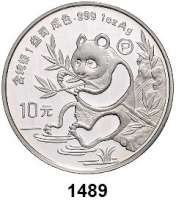 AUSLÄNDISCHE MÜNZEN,China Volksrepublik seit 1949 10 Yuan 1991 P (Silberunze).  Panda mit Bambuszweig an Gewässer sitzend .  Schön 328.  KM 352.  In Kapsel.  Im Originaletui mit Zertifikat.
