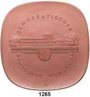 MEDAILLEN AUS PORZELLAN,Staatliche Porzellan-Manufaktur MEISSEN Berlin 1964/69 braun (147 x 143 mm).  Deutscher Demokratischer Rundfunk.  W. 4029.1.0.ff.  Im Originaletui.