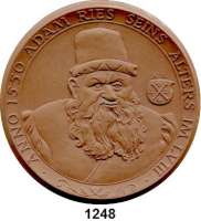 MEDAILLEN AUS PORZELLAN,Staatliche Porzellan-Manufaktur MEISSEN Annaberg-Buchholz 1974 braun (98 mm).  25. Jahrestag der DDR.  Brustbild von Adam Ries. /  Rathaus.  W. 5003.1.0.