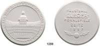 MEDAILLEN AUS PORZELLAN,Staatliche Porzellan-Manufaktur MEISSEN Berlin 1986 weiß (101 mm).  VEB Kombinat Elektro-Apparate-Werke Berlin-Treptow 