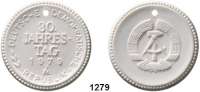 MEDAILLEN AUS PORZELLAN,Staatliche Porzellan-Manufaktur MEISSEN Berlin 1979 weiß (42 mm).  Zentralkomitee der SED - 30. Jahrestag der DDR.  W. 6116.2.0.  Auflage 200 Exemplare.