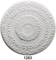 MEDAILLEN AUS PORZELLAN,Staatliche Porzellan-Manufaktur MEISSEN Berlin 1983 weiß (81 mm).  Komitee für Unterhaltungskunst - Tage des Chansons - Internationales Schlagerfestival.  W. 7105.2.0.