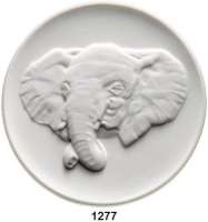 MEDAILLEN AUS PORZELLAN,Staatliche Porzellan-Manufaktur MEISSEN Berlin 1974 weiß (75 mm).  20 Jahre Tierpark Berlin 1975.  Kopf eines afrikanischen Elefanten.  W. 5113.2.0.  Auflage 100 Exemplare.
