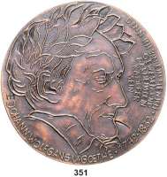 M E D A I L L E N,Personen Goethe, Johann Wolfgang von Bronzemedaille o.J. (1982, Hugo Emil Maurer). 150. Todestag. Belorbeertes Brustbild auf dem Totenbett, nach der Zeichnung von Friedrich Preller (1832). / Brustbild Peter Eckermanns nach links. 91 mm. 145 g. Förschner 417.