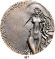 M E D A I L L E N,Erotika Bronzegußmedaille 1984 (Klaus Kowalski). Doppelgesicht von Don Quijote rechts enface ein junger Ritter überschnitten vom Profil eines alten Mannes, darüber Helm, links Hellebarde. / TATSACHEN SIND DIE FEINDE DER WAHRHEIT (M. de Cervantes), Personifikation der Wahrheit dargestellt als nackte Frau. 81 mm. 373,6 g.