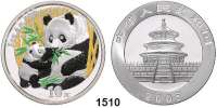 AUSLÄNDISCHE MÜNZEN,China Volksrepublik seit 1949 10 Yuan 2005 (Silberunze, Farbmünze).  Sitzender Panda mit stehendem Jungtier.  Schön 1467.  KM 1589.  In Kapsel.