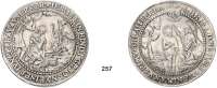 Deutsche Münzen und Medaillen,Hamburg, Stadt Ferdinand III. 1637 - 1657 Geburt und Taufe.  Breiter 1 1/2facher Schautaler o.J. (1635-1668 mit Mzz. des Mzm. Matthias Freude).  Das Jesuskind neben kniender Maria, rechts Joseph mit dem Esel, links ein Hirte, den Hut in der erhobenen Hand haltend. /  Johannes der Täufer am Uferrand tauft den im Jordan stehenden Heiland, links ein in der Landschaft stehender Baum, oben bis in den Rand reichend der Name Gottes und eine Taube in strahlender Einfassung.  59,5 mm.  43,54 g.  Zu Gaed. 1583/1580.
