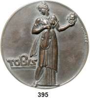 M E D A I L L E N,Städte Berlin Bronzegußmedaille 1939 (Rhades) der Tonfilmgesellschaft TOBIS, in dankbarer Anerkennung für treue Mitarbeit, gewidmet Siegfried Schulze nach zehn Jahren. Muse, in den Händen Violine und Maske. / Schrift, in der Mitte ein von zwei Putten gehaltenes Schild mit gravierter Widmung. 98 mm. 270,5 g. Im bedruckten Originaletui.
