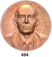 M E D A I L L E N,Numismatik Einseitige Bronzemedaille 1995. Zum 65. Geburtstag des Münzleiters der Münze Berlin Hartmut Mielke. Brustbild von vorn. 50 mm. 50 g.