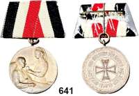 Orden, Ehrenzeichen, Militaria, Zeitgeschichte,Zeitgeschichte  -  Militaria  Bronzemedaille mit Öse am Band 1914/15.  Patriotischemedaille.  Krankenschwester mit Patient. /  Eisernes Kreuz.  29,5 mm.