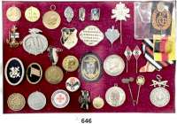 Orden, Ehrenzeichen, Militaria, Zeitgeschichte,Zeitgeschichte  -  Militaria  LOT. von 32 Abzeichen/Medaillen/Anstecknadeln.  Beigegeben vier Bandstücke.  Meist Deutsches Reich.  Darunter auch spätere Anfertigungen.