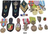 Orden, Ehrenzeichen, Militaria, Zeitgeschichte,Ausland Frankreich LOT. von 23 Auszeichnungen, Abzeichen, Nadeln, Schulterstücke.  Verschiedenste Anlässe.