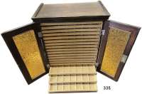 Deutsche Münzen und Medaillen,  Kleiner Münzschrank mit 18 selbstgestalteten stoffbezogenen Tabletts für je 35 Münzen (Feldgröße 45 x 45 mm).  Zweitürig mit Glasfenster.  41,5 x 47,5 x 30 cm.  Kein Versand möglich.