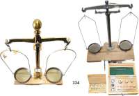 Deutsche Münzen und Medaillen,Waagen und Gewichte  Feingewichtswaage.  20er/30er Jahre.  Messinggestell, Messingarme, Messingschalen (16 cm Ø).  Auf Holzgestell montiert mit drei Stellschrauben.  Waagebalken mit zahlreichen Eichmarken beginnend 1932 bis 1940.  Holzplatte : 48 x 18 cm.  Gesamthöhe 55 cm.  Dazu Holzkiste mit 9 Messinggriffgewichten von 1 Gramm bis 100 Gramm und div. Ausgleichsgewichte sowie weitere Holzkiste mit Ausgleichsgewichten. Sowie eine Metall Laboranalysenwaage (30 x 15 cm, Gesamthöhe 31 cm).  Kein Versand möglich.