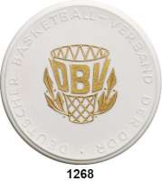 MEDAILLEN AUS PORZELLAN,Staatliche Porzellan-Manufaktur MEISSEN Berlin 1967 weiß, Emblem gold (65 mm).  Deutscher Basketball-Verband der DDR - In Freundschaft von den Sportlern der DDR.  Auflage 25 Exemplare.   W. 4052.2.1.5.  Im Originaletui.