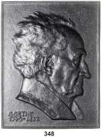 M E D A I L L E N,Personen Goethe, Johann Wolfgang von Einseitige Eisengußplakette o.J. (1932, IWF = Jakob Wilhelm Fehrle). Brustbild nach rechts in Rock und Hemd, nach der Zeichnung von L. Sebbers, unterhalb des Brustabschnittes GOETHE 1749-1832. 143 x 113 mm. 373,8 g. Förschner 355.