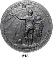 M E D A I L L E N,Eisenkunstguß Einseitige Gußmedaille o.J. (ab 1926, Hörnlein bei Lauchhammer) des Deutschen Braunkohlen-Industrie-Vereins für 25 Jahre treuer Arbeit. Umschrift, Bergmann mit Lehrling vor Braunkohlentagebau, daneben Grenzstein mit Wertzahl 25. 129 mm. 225 g. Rs. mit Hängedraht. AFA 201. Müseler 15.4.14.