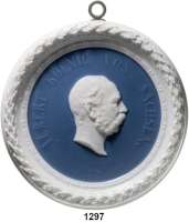 MEDAILLEN AUS PORZELLAN,Staatliche Porzellan-Manufaktur MEISSEN Dresden o.J.(1880) weiß, breiter Profilrand mit aufgelegtem Lorbeerkranz, Fond blau.  König Albert von Sachsen.  110 mm.  Mit Öse.  Nicht im Scheuch.
